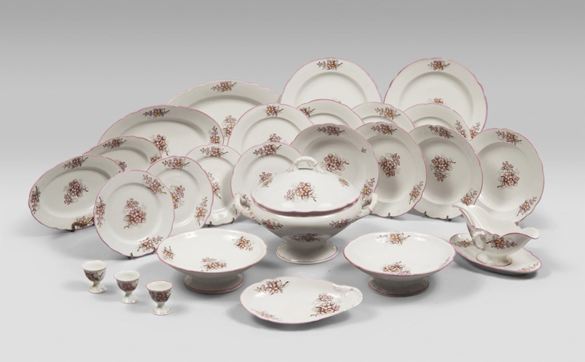 SET OF PORCELAIN DISHES, LATE 19TH CENTURY