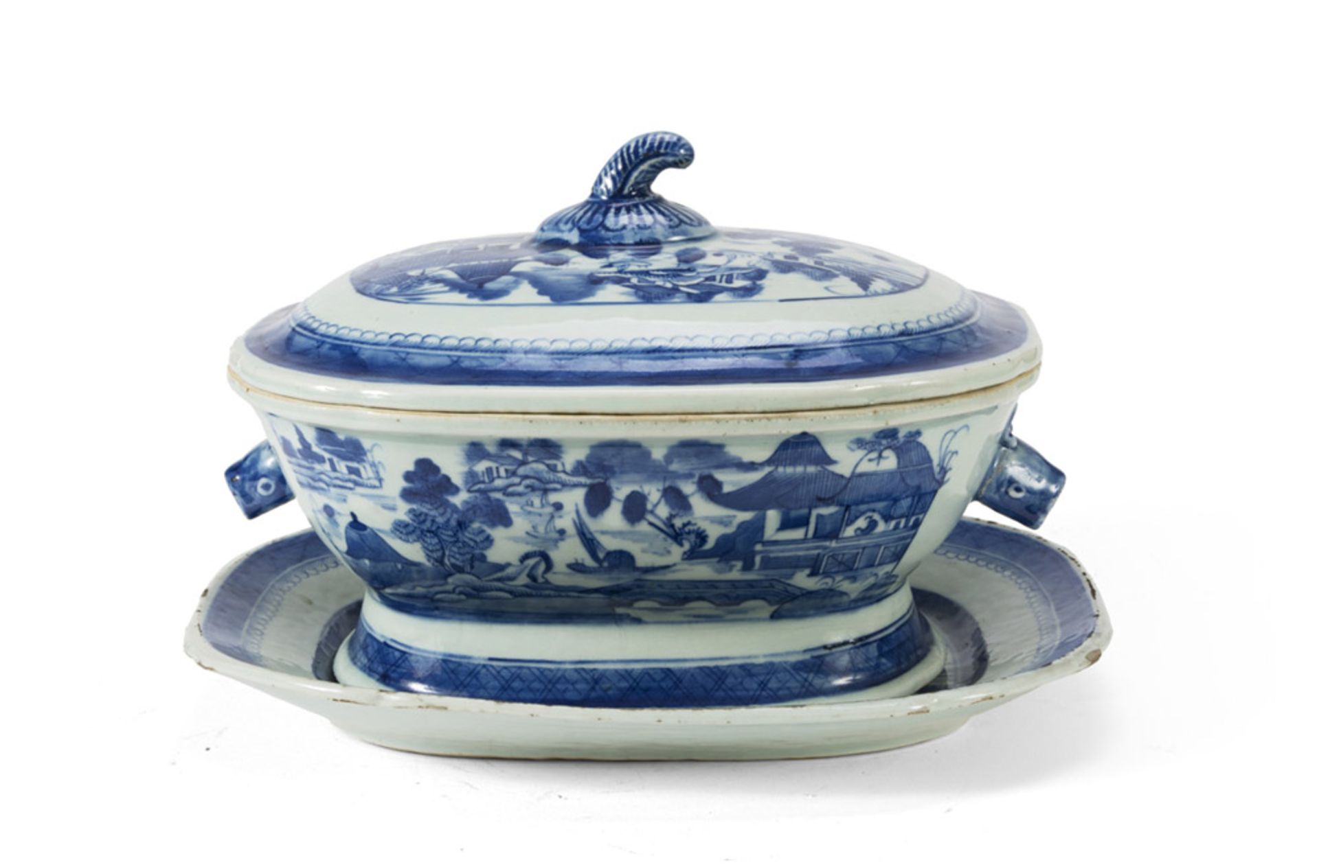 WHITE AND BLUE PORCELAIN TUREEN WITH TRAY, CHINA, LATE 18TH - EARLY 19TH CENTURY