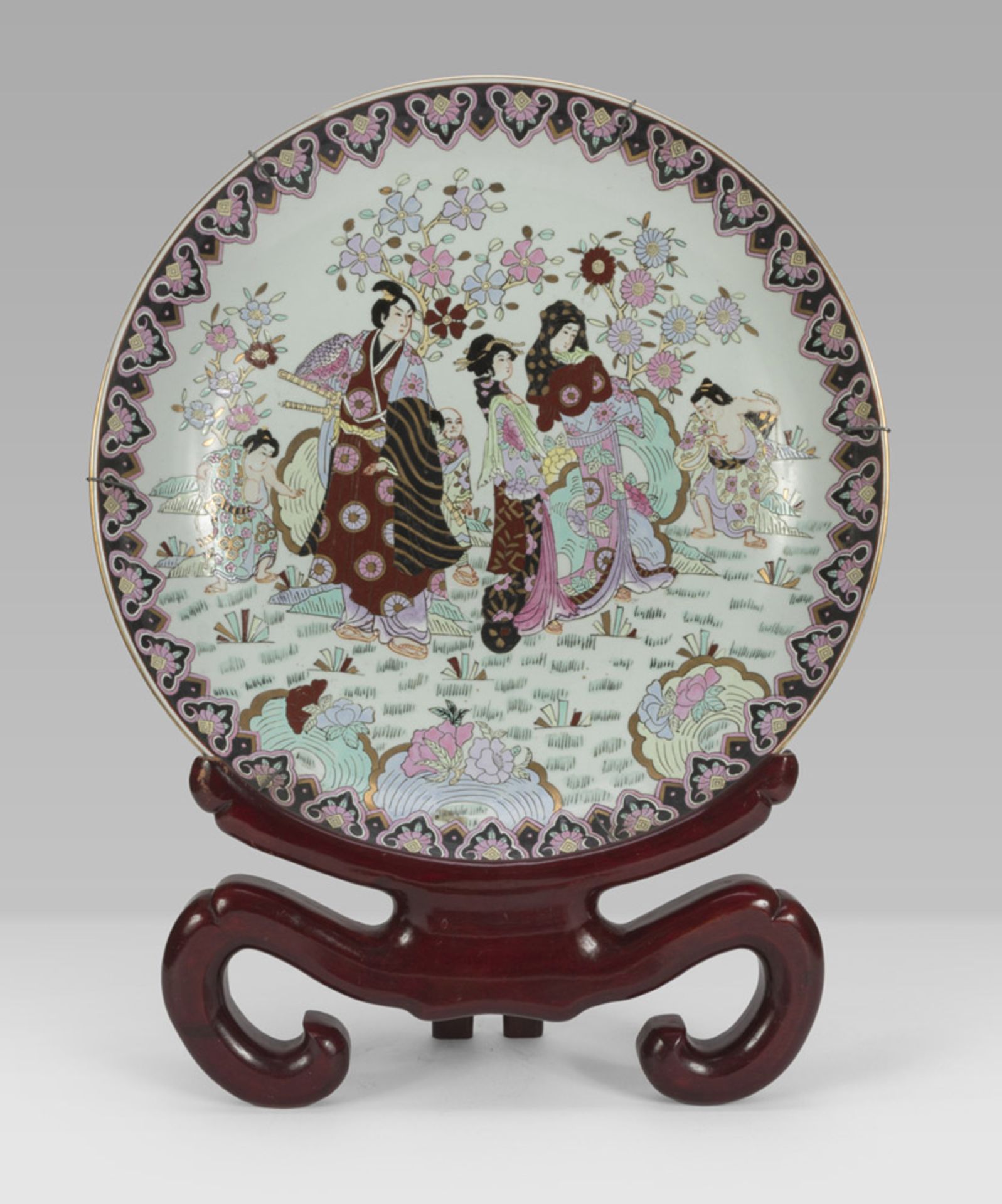 LARGE PORCELAIN DISH IN POLYCHROME ENAMEL AND GOLD, CHINA, 20TH CENTURY