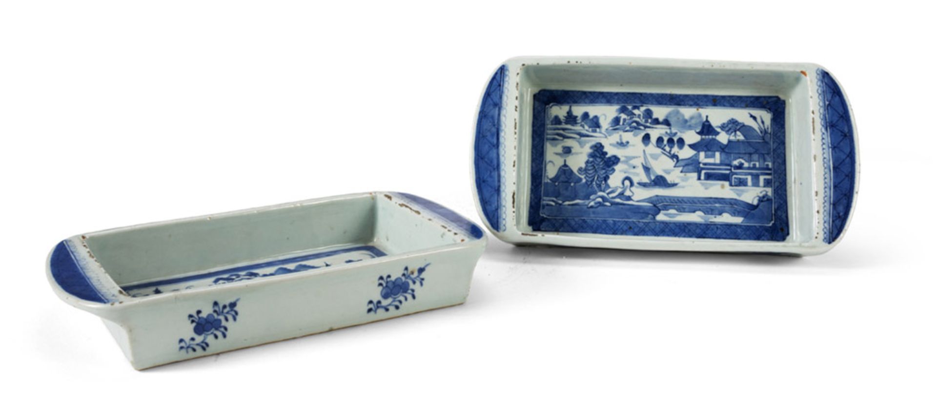 A PAIR OF WHITE AND BLUE PORCELAIN TRAYS, CHINA, LATE 18TH - EARLY 19TH CENTURY