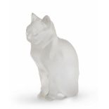 SCULTURA DI GATTO, LALIQUE FRANCE, ANNI '50 in vetro satinato, in posa accovacciata. Firma incisa