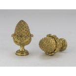 PAIR OF KNOBS IN ORMOLU, 19TH CENTURY chiseled to small pine cone. Measures cm. 11 x 6 x 6. COPPIA