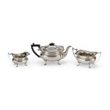 TEA SERVICE IN SILVER, PUNCH SHEFFIELD 1912 Handle in ebonized wood, award inscription on the body