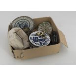 BOX containing objects in porcelain, marble, glass and metal. A quantity. CASSETTA contenente