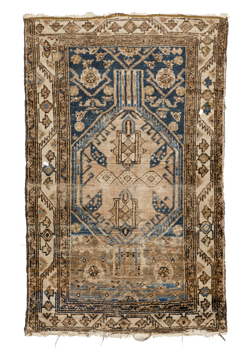 ANTIQUE MALAYER CARPET, 19TH CENTURY medallion with hexagons and claws and secondary motifs of