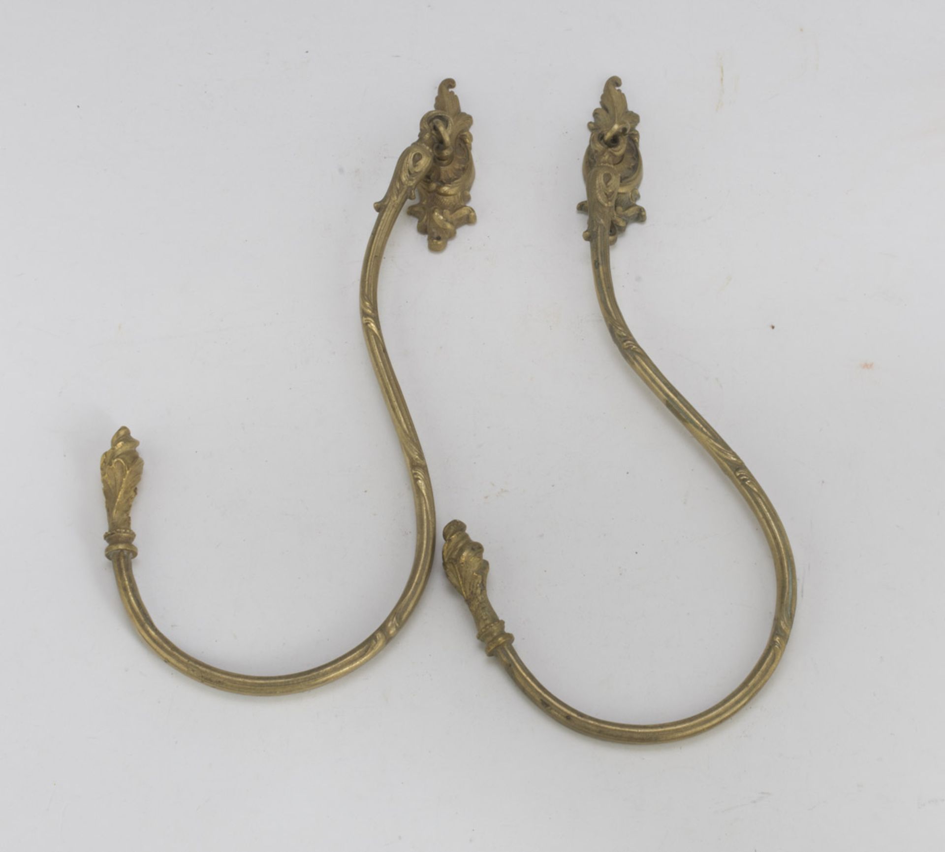 PAIR OF CURTAIN ROD IN ORMOLU, END 18TH CENTURY chiseled to leaves and climbers. Measures cm. 37 x 2
