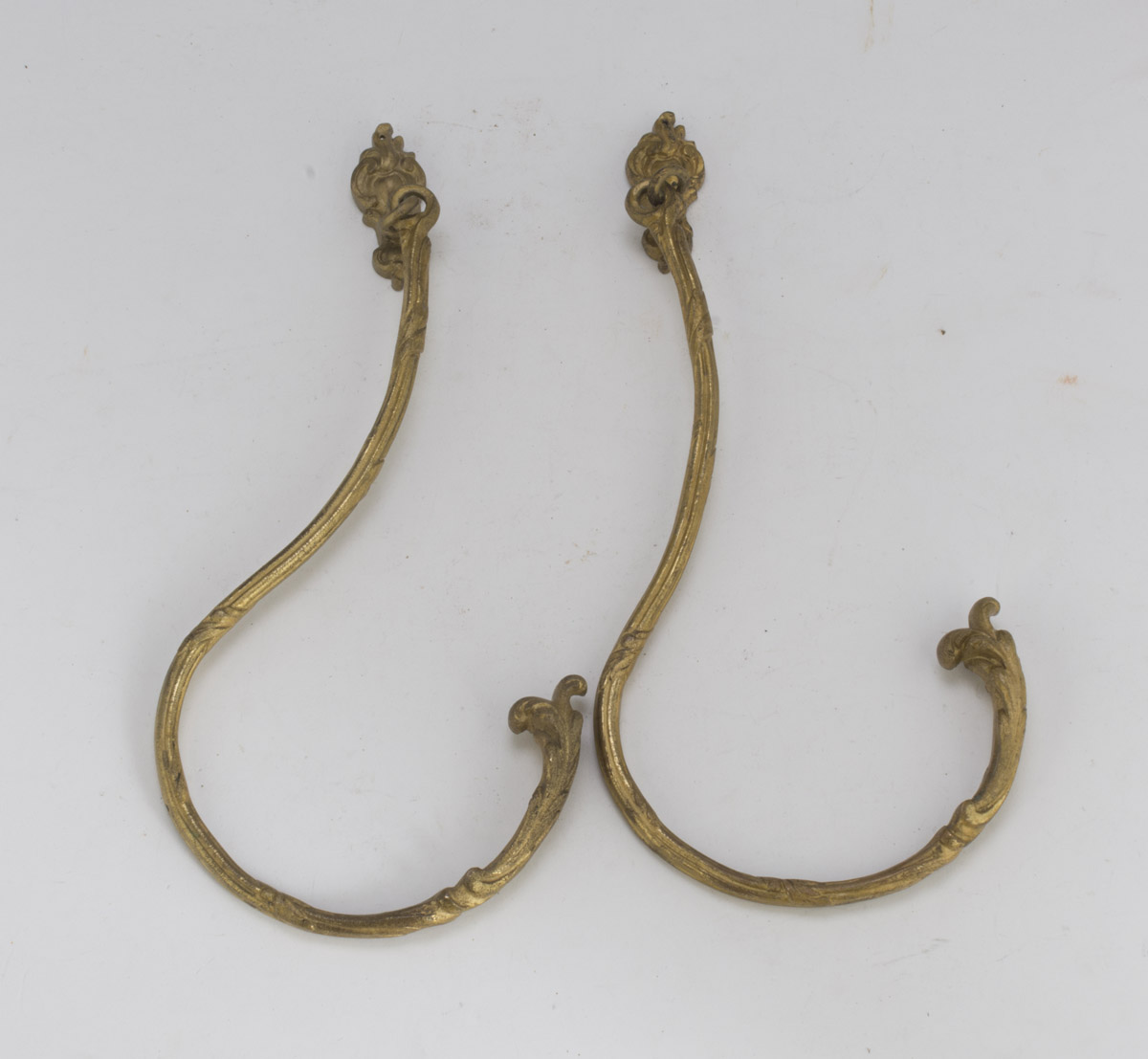 A PAIR OF CURTAIN RODS IN ORMOLU, END 18TH CENTURY chiseled to leaves and climbers. Measures cm.