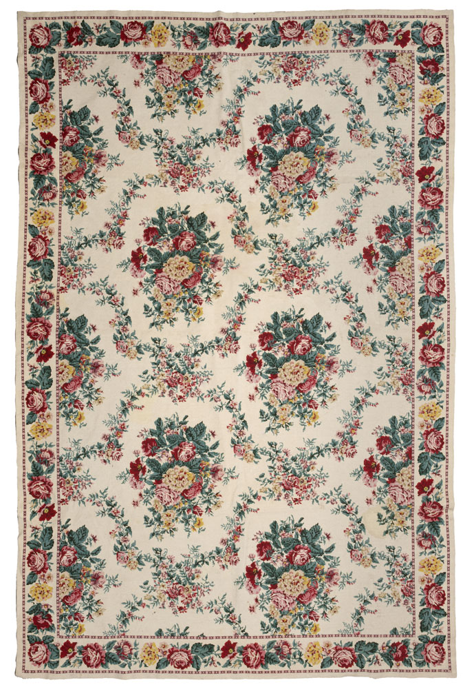 SMALL QUILT 20TH CENTURY design with locks of flowers and garlands on white ground. Measures cm. 258