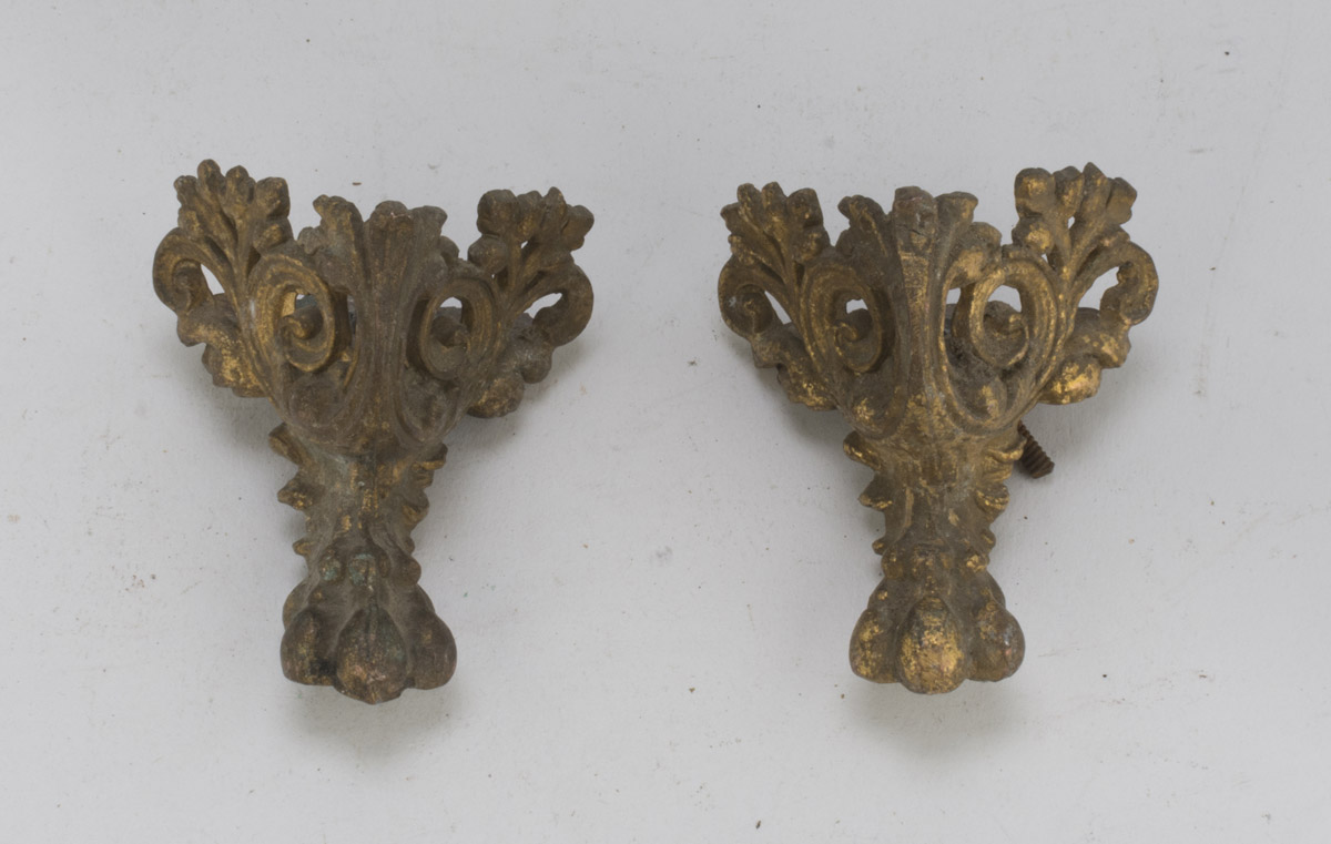 TWO FURNITURE FEET IN ORMOLU, END 18TH CENTURY chiseled to leaves and claws. Measures cm. 6 x 6 x 5.