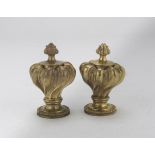 PAIR OF KNOBS IN ORMOLU, 18TH CENTURY chiseled to baccellatura twisted her. Pearly base. Measures