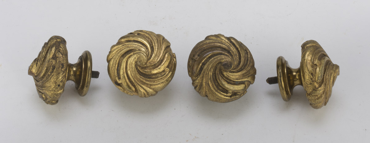 FOUR KNOBS IN ORMOLU, 19TH CENTURY called 'boules des escalier', chiseled to leaves. Measures cm.