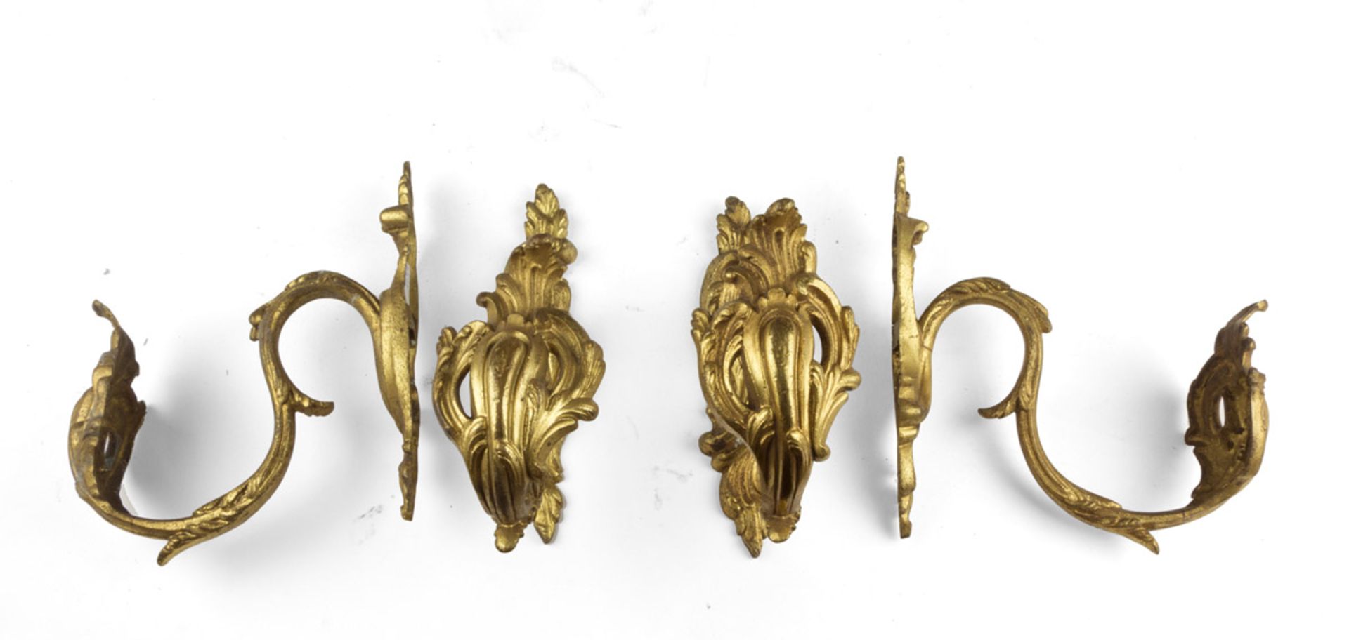 TWO PAIRS OF RODS, 19TH CENTURY in ormolu, with leaves endings. Measures cm. 20 x 7 x 17. DUE COPPIE