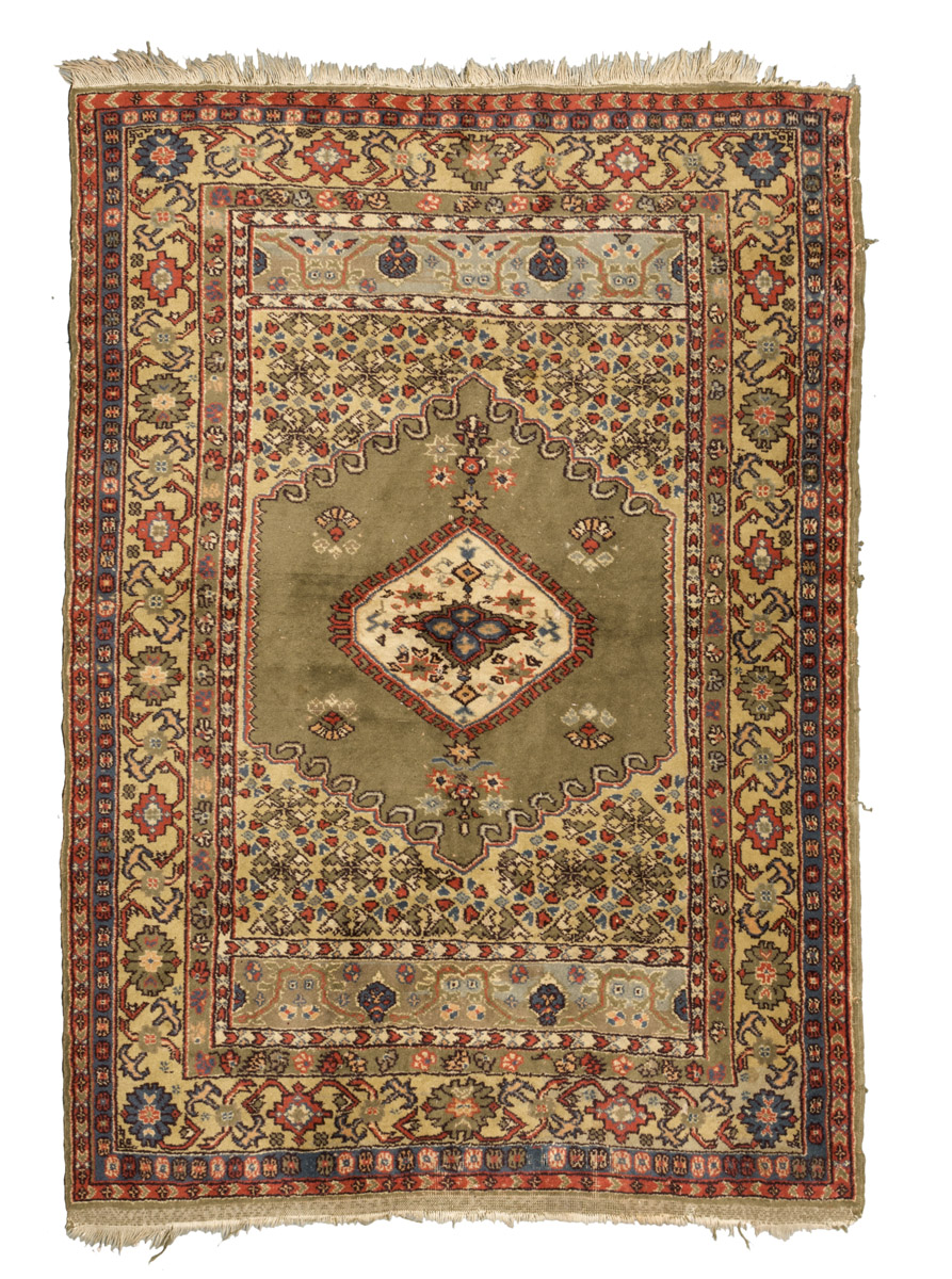 ANATOLIAN KIRSHEIR CARPET, EARLY 20TH CENTURY to rhomboidal medallion and secondary motifs of flower