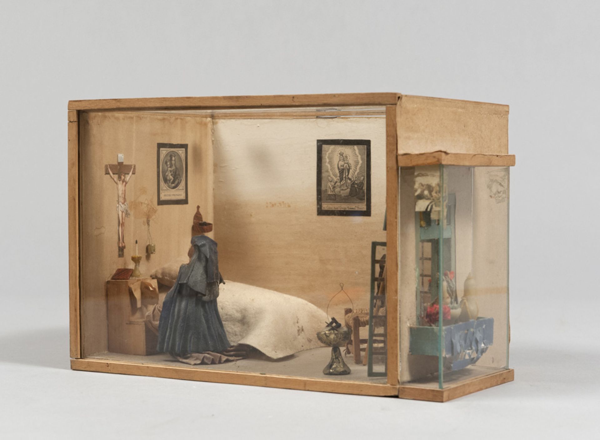 GLASS CASE WITH MODEL INSIDE , NAPLES EARLY 20TH CENTURY with figures in wax and furnishes in