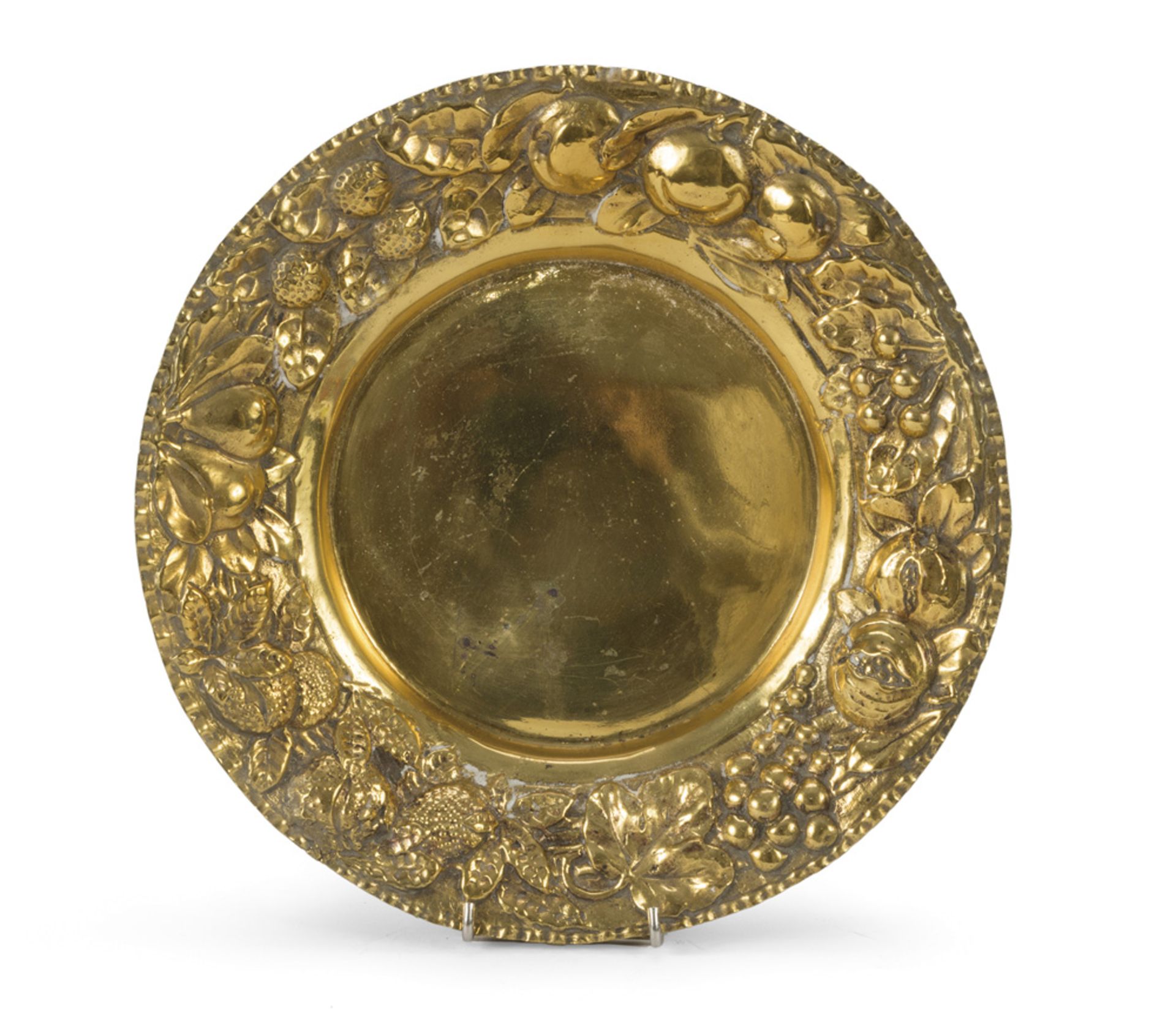 TRAY IN ORMOLU, 20TH CENTURY decorated with bas-reliefs of fruit. Diameter cm. 28. PIATTO IN