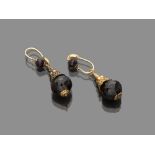 EARRINGS ANTIQUE STYLE in yellow gold 18 kts., en tremblant, embellished with faceted cut onyx.