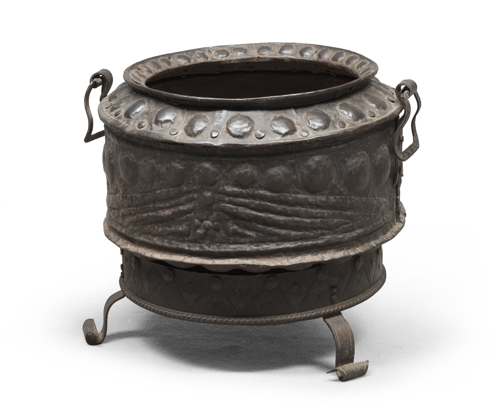 RARE BRAZIER IN COPPER, TUSCAN XV - 16TH CENTURY in two bodies, with embossed basin. Round base with