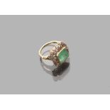 RING EARLY 20TH CENTURY in gold and silver, with rectangular cut central emerald and small side