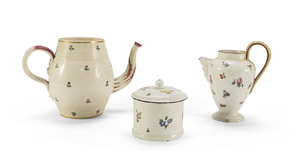 LOT OF OBJECTS IN EARTHENWARE, 19TH CENTURY consisting of two jugs and a sugar bowl. Decorated