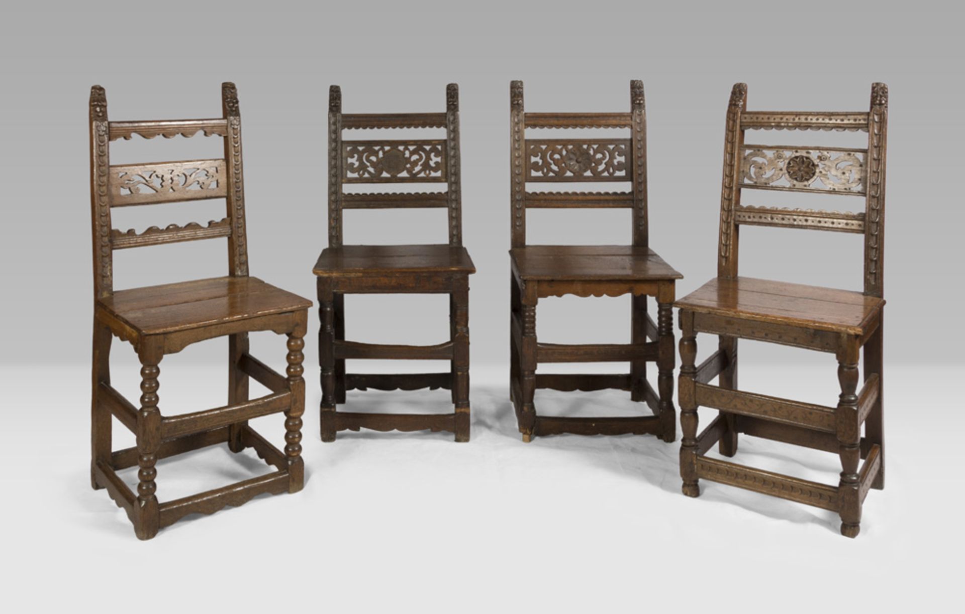 FOUR RARE WALNUT CHAIRS, ENGLAND, END 17TH CENTURY with splat backs pierced to floral motifs. Fish