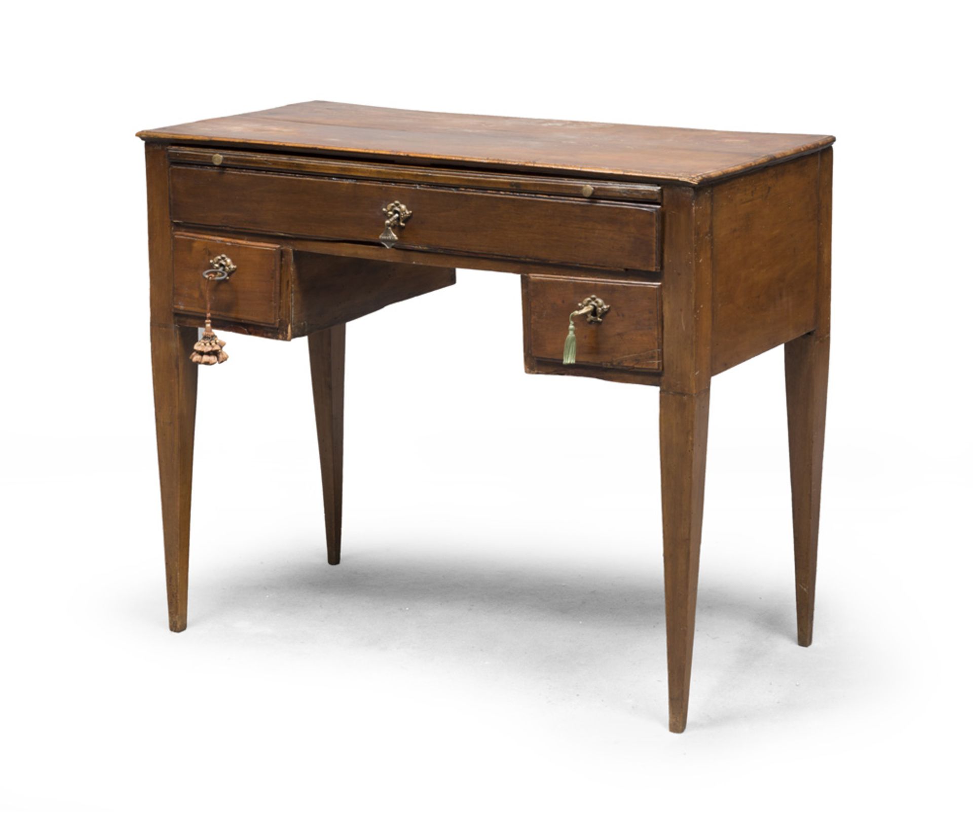 SMALL WRITING DESK IN WALNUT, END 18TH CENTURY three drawers and one leaf on the front. Obelisk