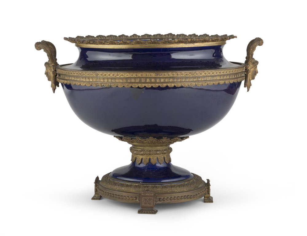 LARGE CENTERPIECE IN PORCELAIN, FRANCE PERIOD NAPOLEONE III to cobalt ground with oval basin.