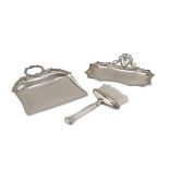 SMALL BASIN AND CRUMB TABLE SHOVEL IN SILVER, PUNCH MILAN 20TH CENTURY with chiselled edges and