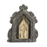 NORTH EUROPEAN SCULPTOR 16TH CENTURY ANNUNCIATION Bas-relief in ivory, cm. 12 x 5 Coeval frame in