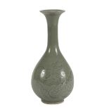 A CHINESE CELADON VASE, 20TH CENTURY Misure cm. 23 x 11. engraved with motifs of dragon and sacred