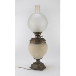 LAMP IN OPALINE AND METAL, EARLY 20TH CENTURY sphere body speckled in gold. Complete of bobeche.