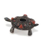 MODEL OF TURTLE IN SILVER, VARIOUS NATIONS, 20TH CENTURY with castoni in coral. Punch 925/1000.