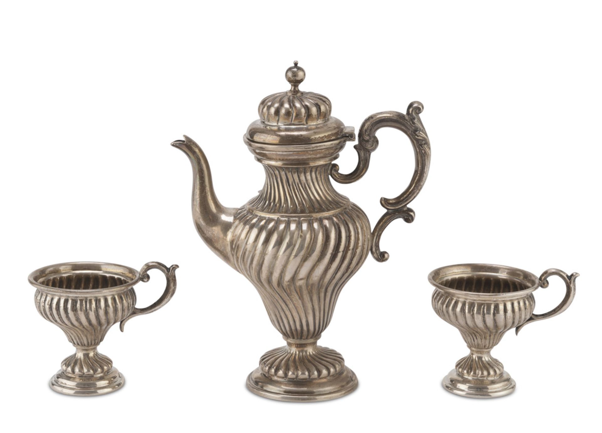 COFFEE SET IN SILVER, PUNCH VIENNA 1866/1922 twisted fluted body and handles with floral motifs.