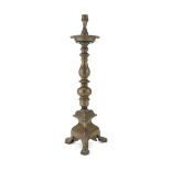 CANDLESTICK IN ORMOLU, END 18TH CENTURY cylindrical shaft and base with claw feet. h. cm. 43