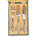 THREE PIECES OF DESSERT FLATWARE 20TH CENTURY handles in silver foil. Large length cm. 29. TRE