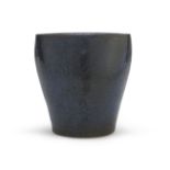 VASO IN CERAMICA, ANNI '70 a sagoma ovale a smalto blu puntinato nero. Siglato 'T.G.', sotto la