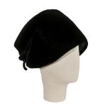 CAPPELLINO, ANNI '50 a cloche in velluto nero. Circonferenza 57/58.