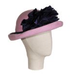 CAPPELLO, ANNI '50 in panno rosa con decorazione in raso viola. Circonferenza 57/58.