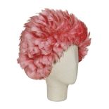 CAPPELLO A CUFFIA, ANNI '70 eseguita a crochet interamente rivestita in piume rosa. Circonferenza