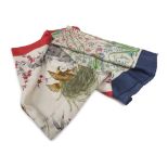 DUE FOULARD GUCCI in seta a fantasia di uccelli tropicali su fondo crema e cornice rossa. In seta