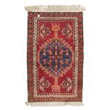 SMALL ANATOLIAN AVANOS CARPET, EARLY 20TH CENTURY hexagonal medallion with claw motifs in the