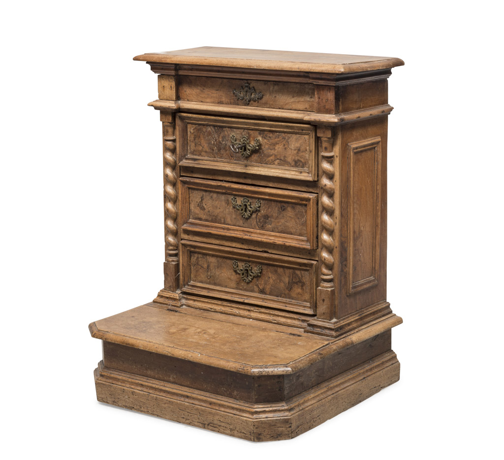 SMALL PRIE DIEU IN WALNUT AND BRIAR WALNUT, ITALY CENTRAL 18TH CENTURY four drawers on the front,