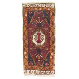 Anatolian carpet YAHYALI, EARLY 20TH CENTURY with white medallion and secondary motifs of