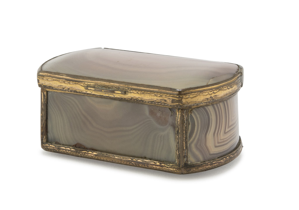 PILL BOX IN CHALCEDONY, LATE 19TH CENTURY mount in gilded metal. Measures cm. 3 x 7 x 4. PORTA