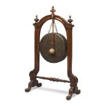 GONG IN WOOD AND METAL, ENGLAND, LATE 19TH CENTURY with support in wood of locust, gong in copper