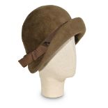 Little hat, Years '30 to cloche in cloth brown velours with bow in gros grain in shade.