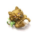 BROOCH in gold 18 kts. shaped to cat with ruby eyes and pearl in the paw. Rubies ct. 0,004, pearl