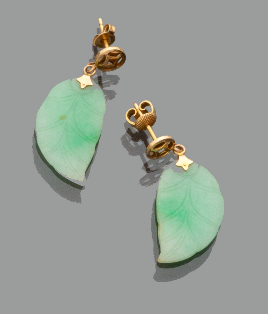 PAIR OF EARRINGS in gold 18 kts. with pendants in jade shaped to leaves. Measures cm. 4 x 2,