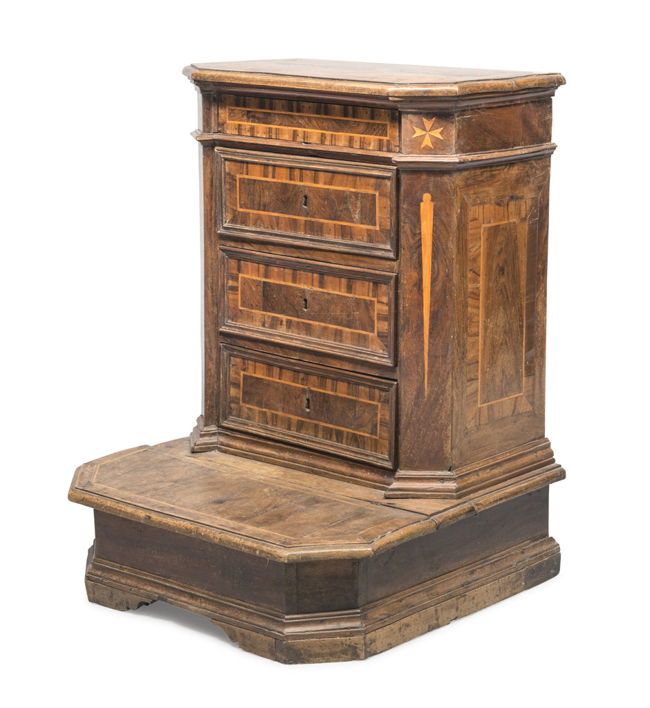 BEAUTIFUL PRIE DIEU IN WALNUT, ROME 18TH CENTURY with threads and inlays in boxwood. Front with four