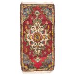 ANATOLIAN CARPET, EARLY 20TH CENTURY with white medallion on red field. Measures cm. 104 x 50.