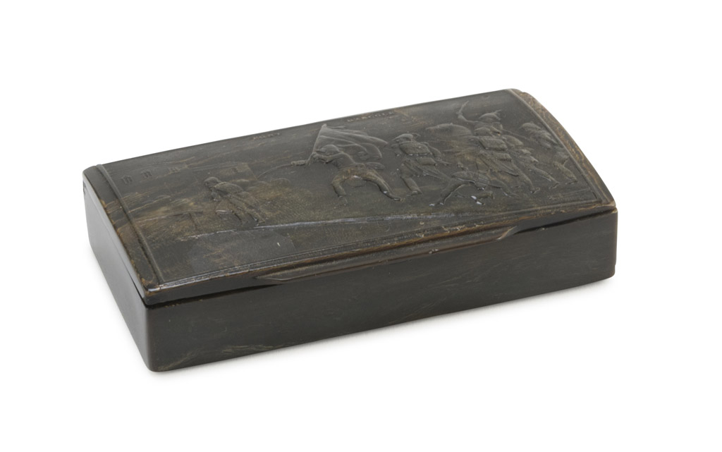 SNUFFBOX IN HORN, FRANCE 19TH CENTURY bas-relief sculpted cover with representation of the 'Battle